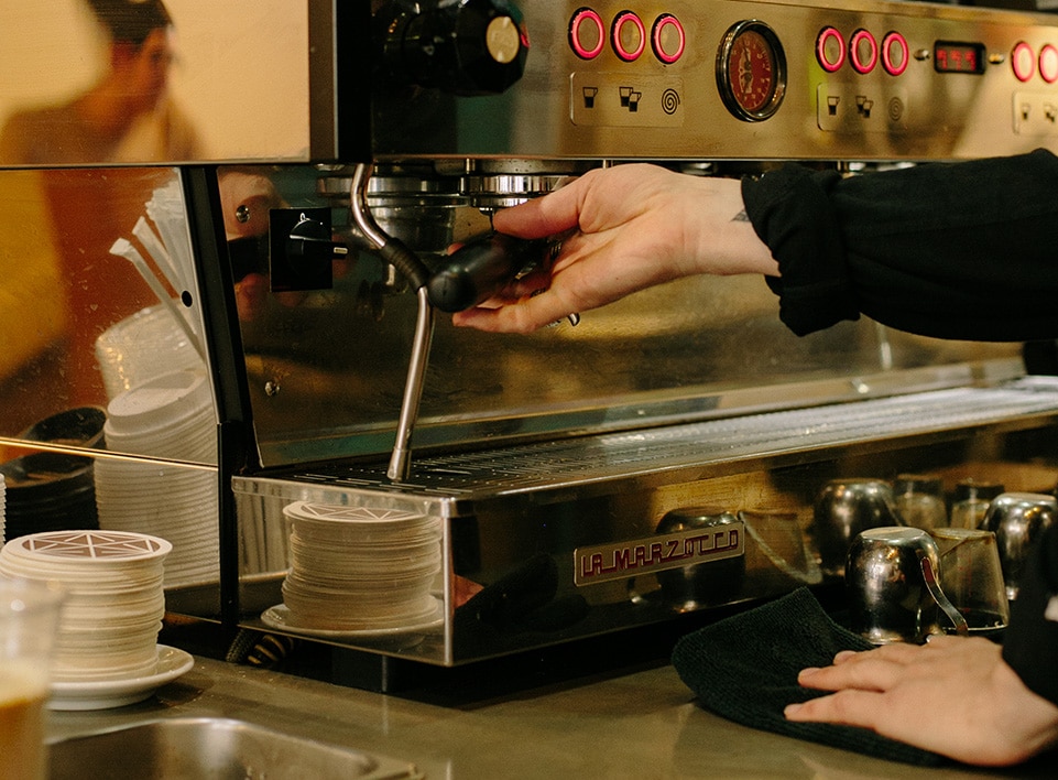 roy brady of la marzocco inserts a handle of espresso into the linea